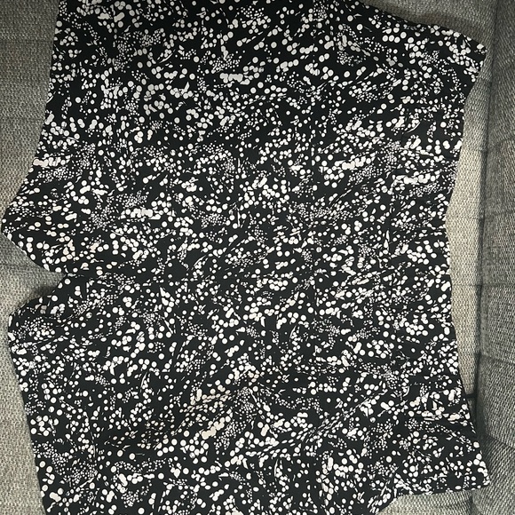 Lululemon On The Fly Short Size 8 Black and White - Picture 5 of 6